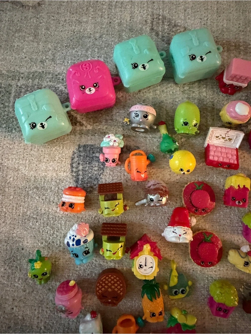 Shopkins Bright Multicolor Mini Figure Collection - Picture 2 of 5